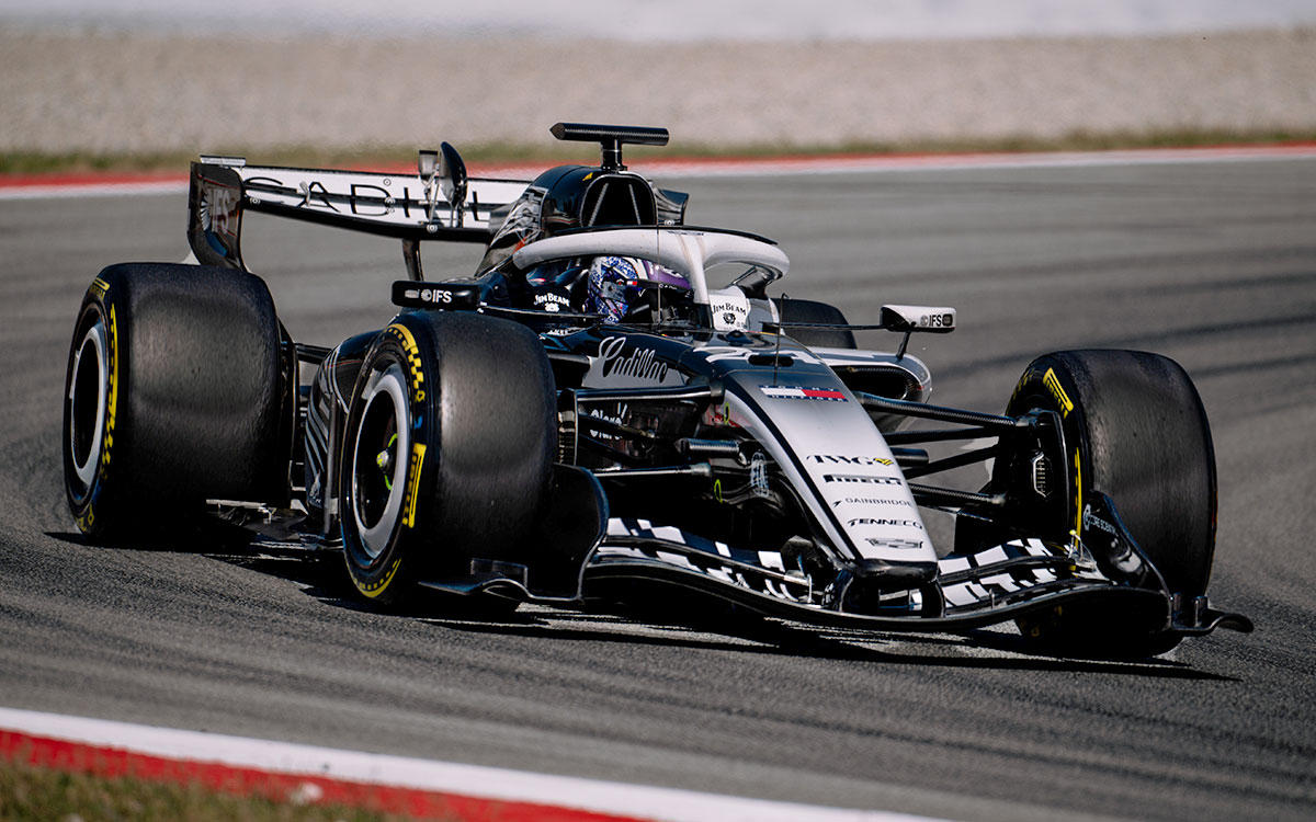 カタロニア・サーキットを走行する周冠宇（キャデラック）、2026年6月17日(水) ピレリF1タイヤ開発テスト