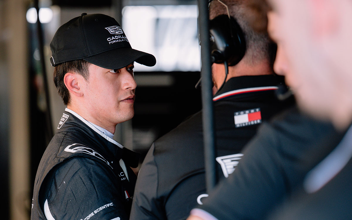 ガレージ内でチームスタッフと話し込む周冠宇（キャデラック）、2026年6月17日(水) ピレリF1タイヤ開発テスト（カタロニア・サーキット）