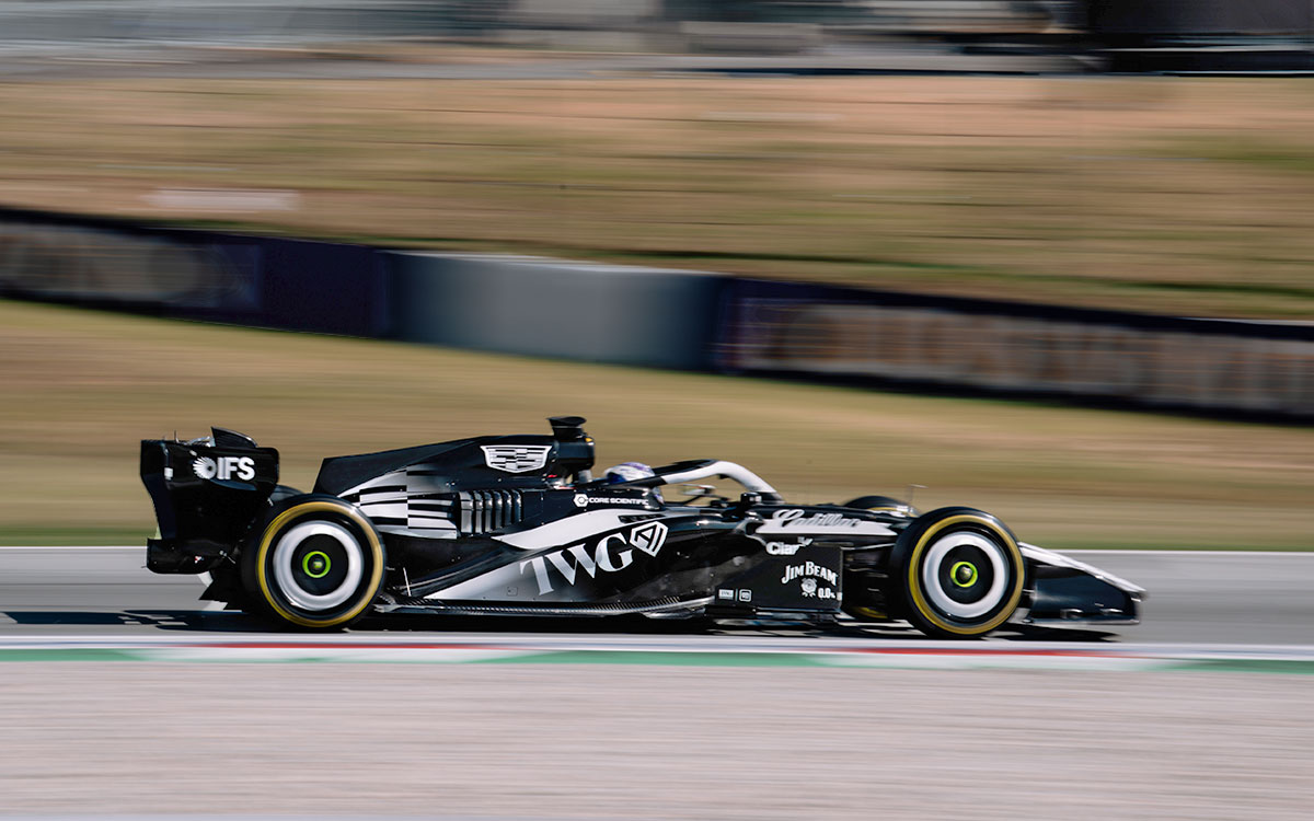 カタロニア・サーキットを走行する周冠宇（キャデラック）、2026年6月16日(火) ピレリF1タイヤテスト