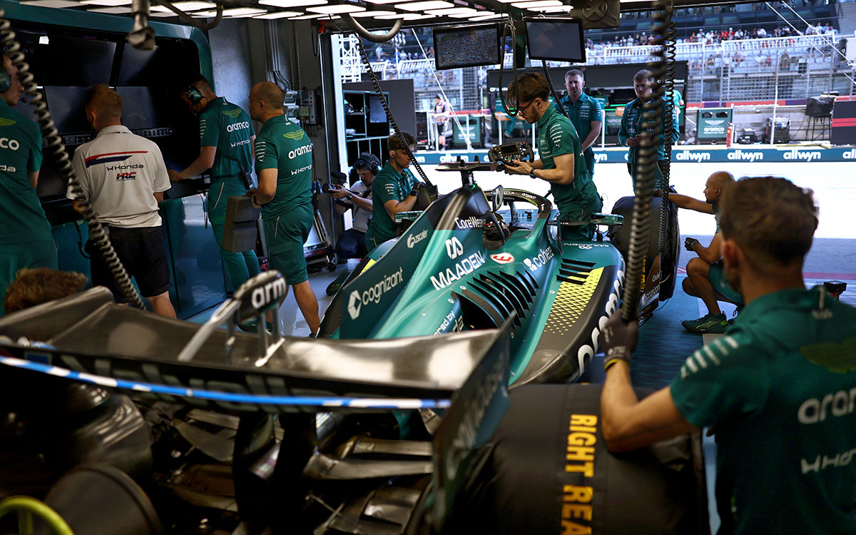ガレージ内で走行準備を進めるランス・ストロール（アストンマーティン・ホンダ）、2026年6月27日(土) F1オーストリアGP予選（レッドブル・リンク）