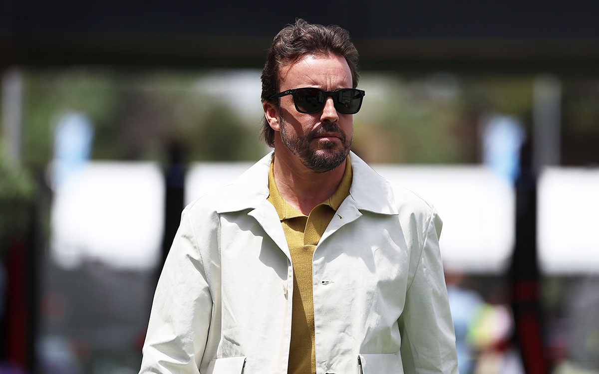 パドックを歩くフェルナンド・アロンソ（アストンマーティン・ホンダ）、2026年6月11日(木) F1バルセロナ・カタロニアGPメディアデー（カタロニア・サーキット）