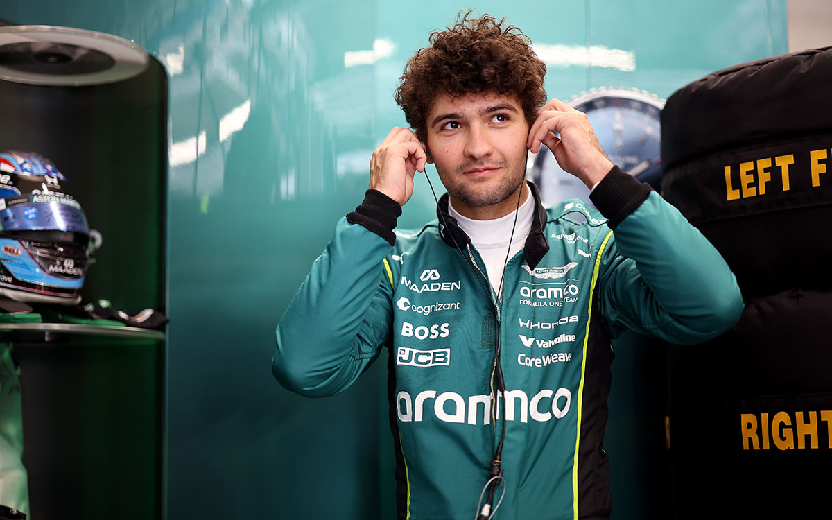 イヤホンを装着してFP1走行に向けた準備を進めるジャック・クロフォード（アストンマーティン・ホンダ サードドライバー）、2026年6月26日(金) F1オーストリアGP（レッドブル・リンク）