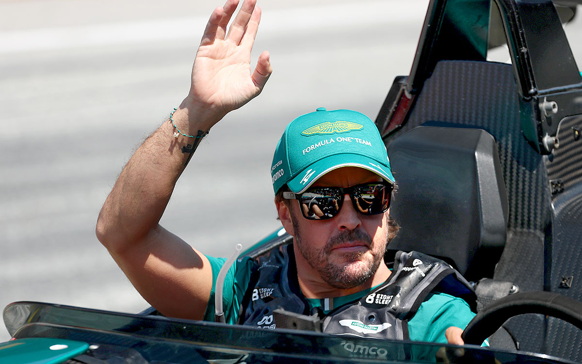 ドライバーズパレードで手を振るフェルナンド・アロンソ（アストンマーティン）、2026年6月28日(日) F1オーストリアGP決勝（レッドブル・リンク）