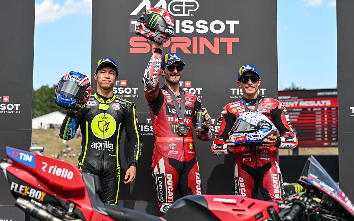 スプリントレースの表彰台で並ぶ2位の小椋藍（トラックハウス）と優勝したフランチェスコ・バニャイヤ（ドゥカティ）、3位のマルク・マルケス（ドゥカティ）、2026年6月20日（土）MotoGP第9戦チェコGPスプリントレース