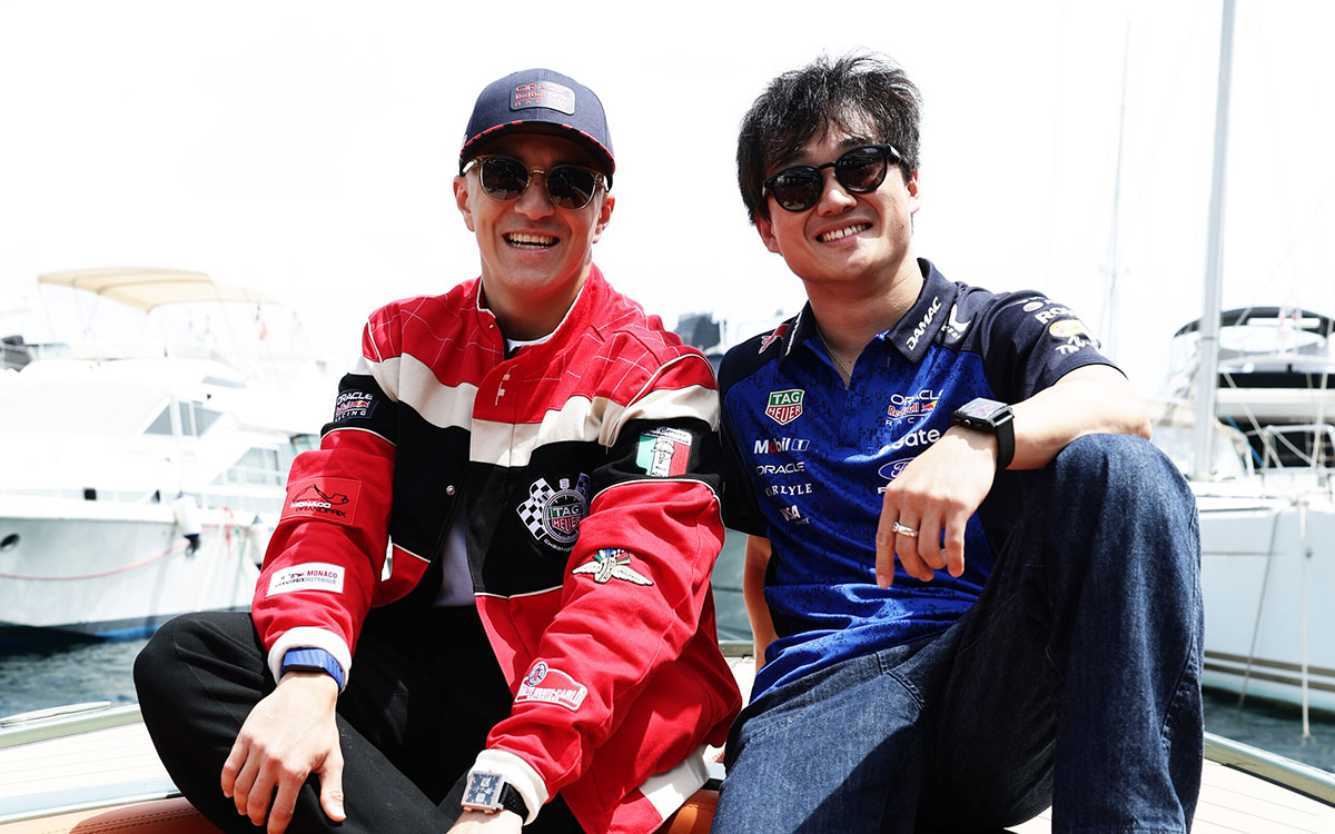 ボート上で笑顔を見せる角田裕毅とアイザック・ハジャー（ともにレッドブル）、2026年6月4日(木) F1モナコGPメディアデー（モンテカルロ市街地コース）