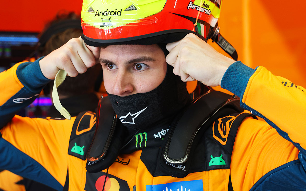 FP1デビュー走行に向けてガレージ内で準備をするマクラーレンのリザーブ・ドライバー務めるレオナルド・フォルナローリ、2026年6月12日(金) F1バルセロナ・カタロニアGPフリー走行1（カタロニア・サーキット）