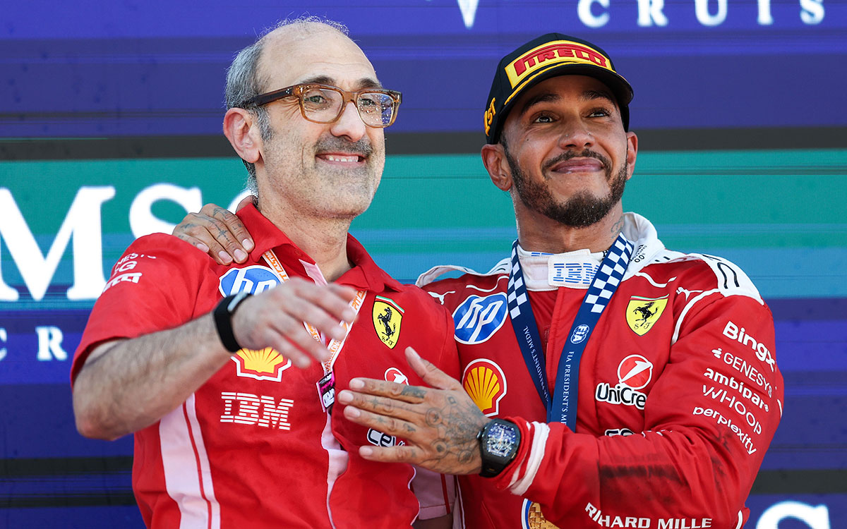 表彰台で肩を組み笑顔を見せるルイス・ハミルトン（フェラーリ）と担当レースエンジニアのカルロ・サンティ、2026年6月14日(日) F1バルセロナ・カタロニアGP決勝（カタロニア・サーキット）