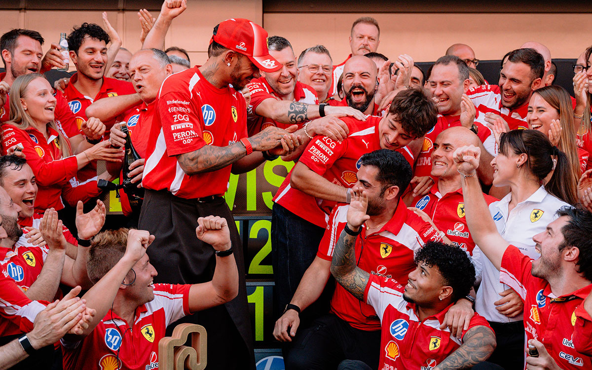 フェラーリのガレージ前で優勝を祝福し合うルイス・ハミルトンとシャルル・ルクレール、2026年6月14日(日) F1バルセロナ・カタロニアGP決勝（カタロニア・サーキット）