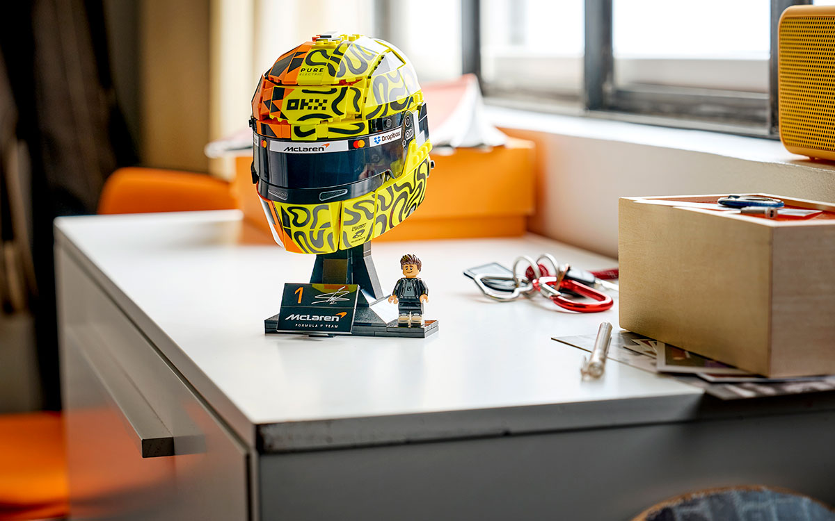 デスク上に飾られた『LEGO Editions マクラーレン・マスターカードF1チーム ランド・ノリス ヘルメット』とミニフィギュアのセット、2026年F1モナコGPに合わせて発売された記念モデル