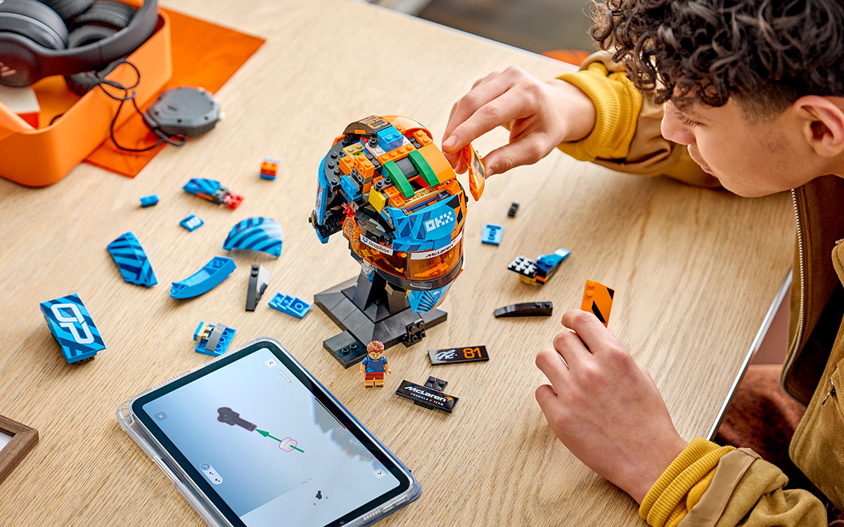 組み立て途中の『LEGO Editions マクラーレン・マスターカードF1チーム オスカー・ピアストリ ヘルメット』、説明アプリを見ながら制作する様子、2026年F1モナコGPに合わせて発売された記念モデル