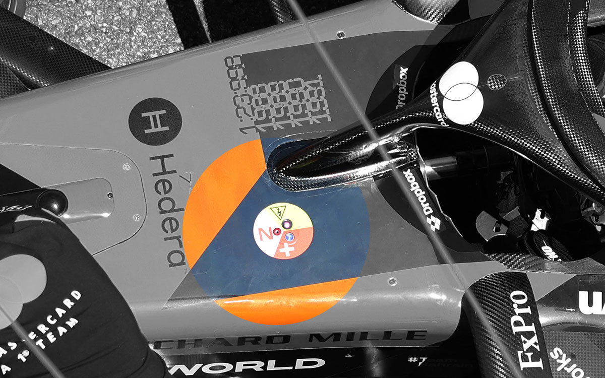 マクラーレンMCL40のコックピット前方に設置されているクラッチ・ディスエンゲージメント・システム（CDS）作動ボタン（「N」の印部分）、2026年6月5日F1モナコGPフリー走行（モンテカルロ市街地コース）