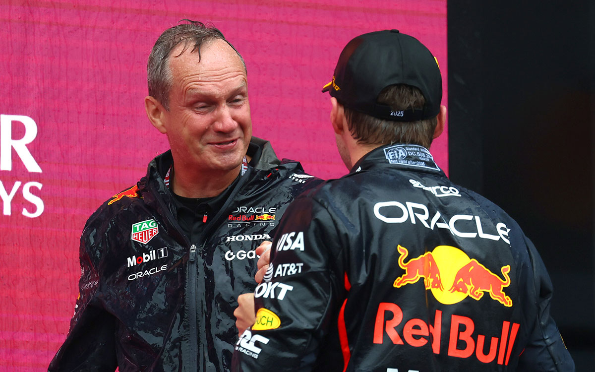 表彰台で優勝を祝うマックス・フェルスタッペン（レッドブル・レーシング）とポール・モナハン（チーフエンジニア）、2025年9月21日(日) F1アゼルバイジャンGP決勝（バクー市街地コース）