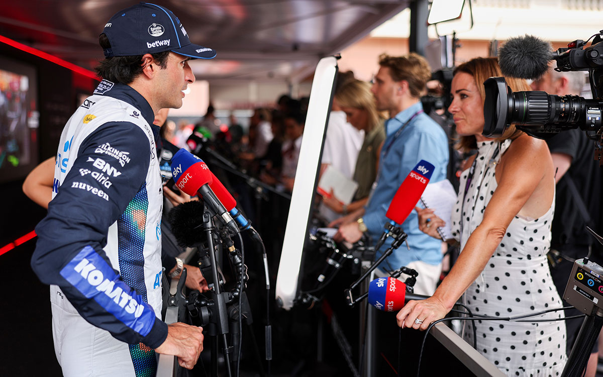 インタビューペンで取材に応じるカルロス・サインツ（ウィリアムズ）、2026年6月7日(日) F1モナコGP決勝（モンテカルロ市街地コース）