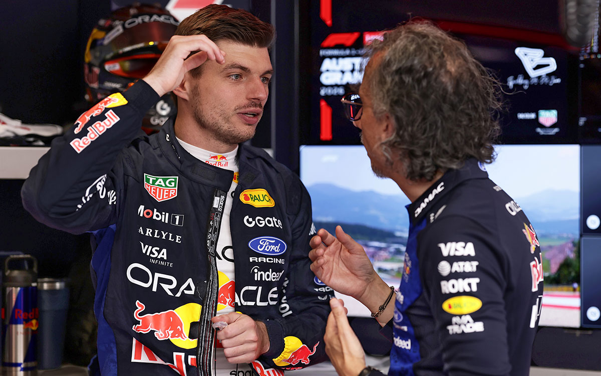 ガレージ内でローラン・メキース代表と話し込むマックス・フェルスタッペン（レッドブル・レーシング）、2026年6月28日(日) F1オーストリアGP決勝（レッドブル・リンク）