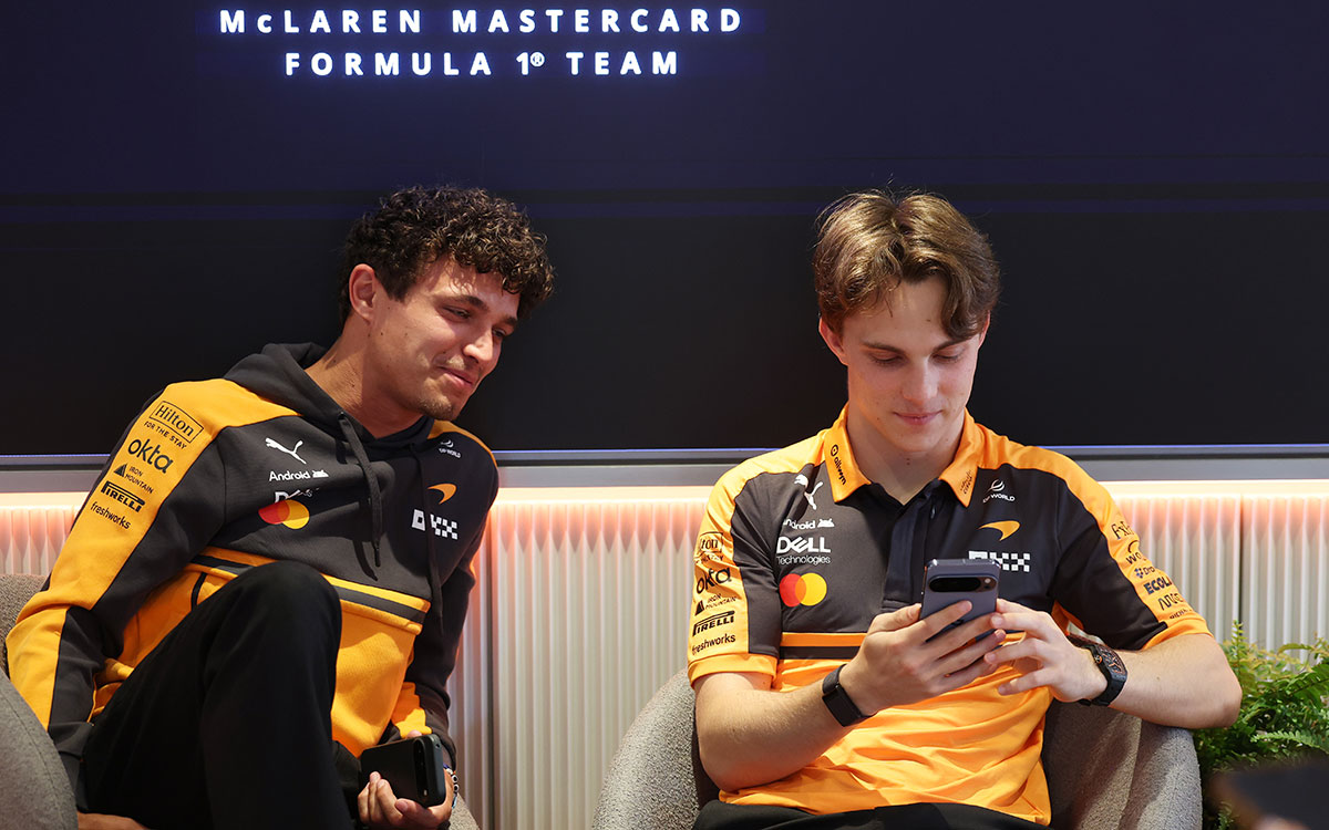 スマートフォンを見ながらくつろぐマクラーレンのランド・ノリスとオスカー・ピアストリ、2026年6月25日(木) F1オーストリアGPメディアデー（レッドブル・リンク）