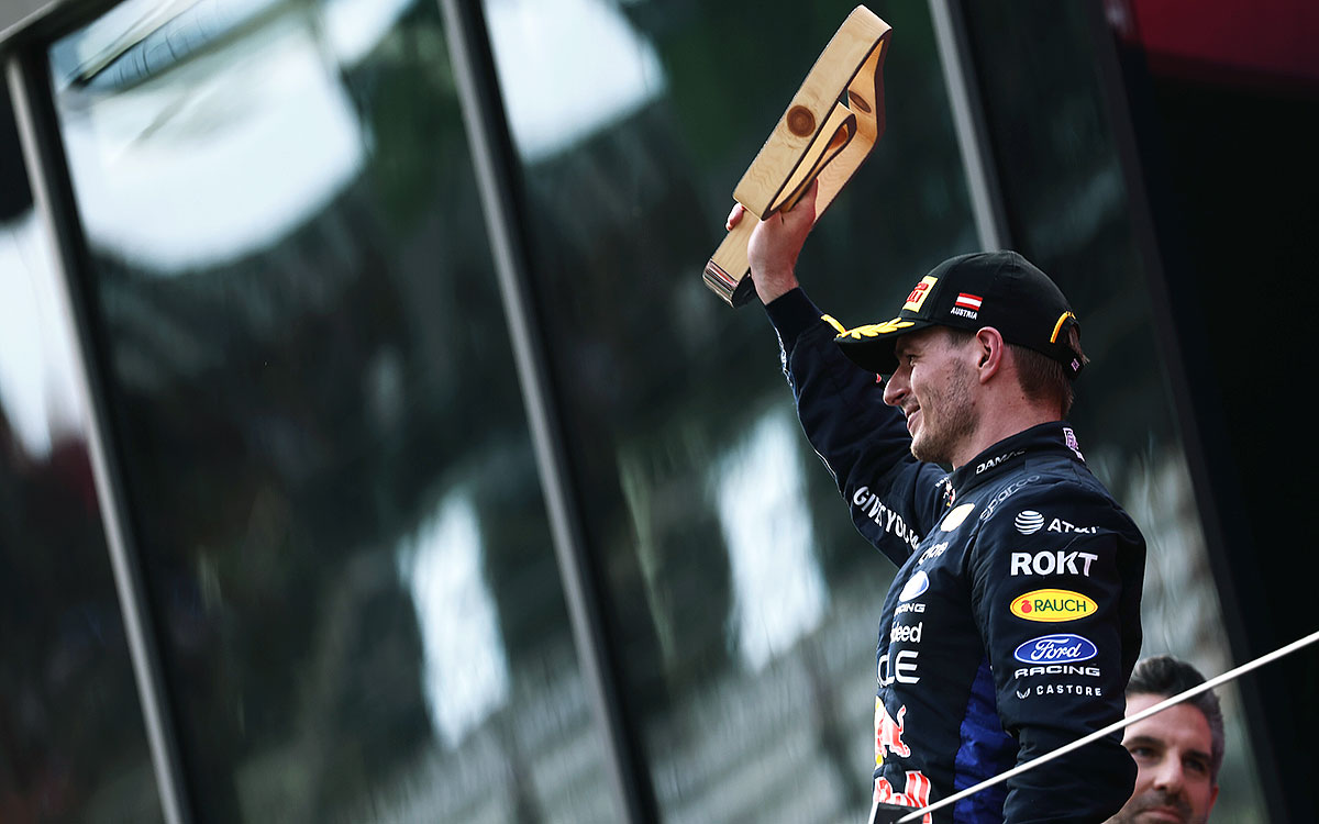 表彰台でトロフィーを掲げる2位フィニッシュのマックス・フェルスタッペン（レッドブル）、2026年6月28日(日) F1オーストリアGP決勝（レッドブル・リンク）