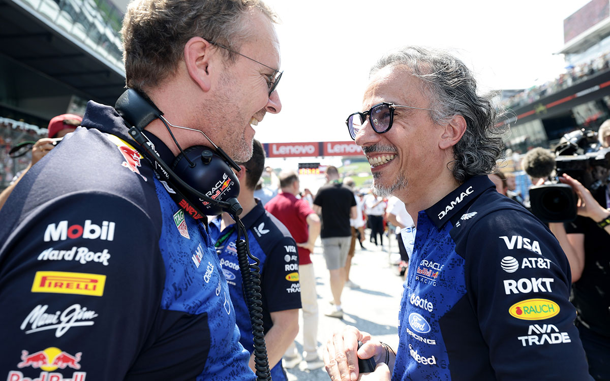決勝前のグリッドで笑顔を見せるローラン・メキーズ（レッドブル代表）、2026年6月28日(日) F1オーストリアGP決勝（レッドブル・リンク）