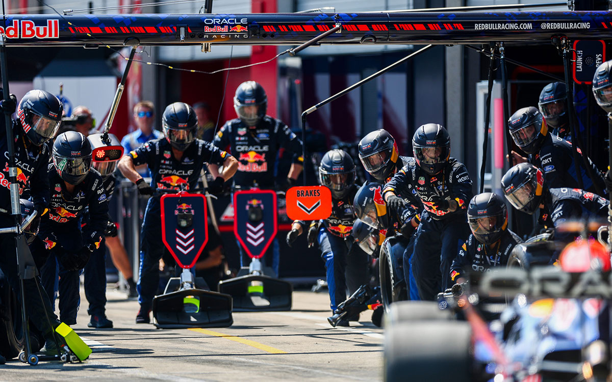 マックス・フェルスタッペンのピットストップに備えて待機するレッドブルのクルー、2026年6月28日(日) F1オーストリアGP決勝（レッドブル・リンク）