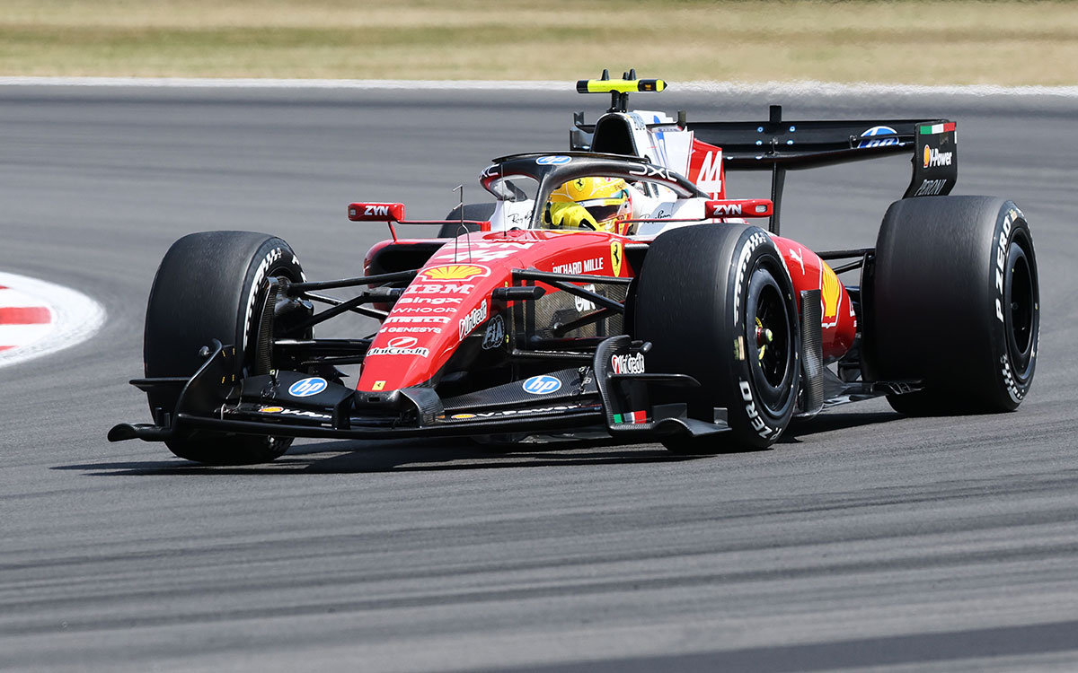 シルバーストーン・サーキットを走行するルイス・ハミルトン（フェラーリ）、2026年7月3日(金) F1イギリスGP FP1