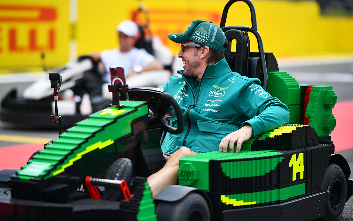 笑顔でレゴ製カートを運転するフェルナンド・アロンソ（アストンマーティン・ホンダ）、2026年7月5日(日) F1イギリスGP決勝（シルバーストーン・サーキット）ドライバーズパレード