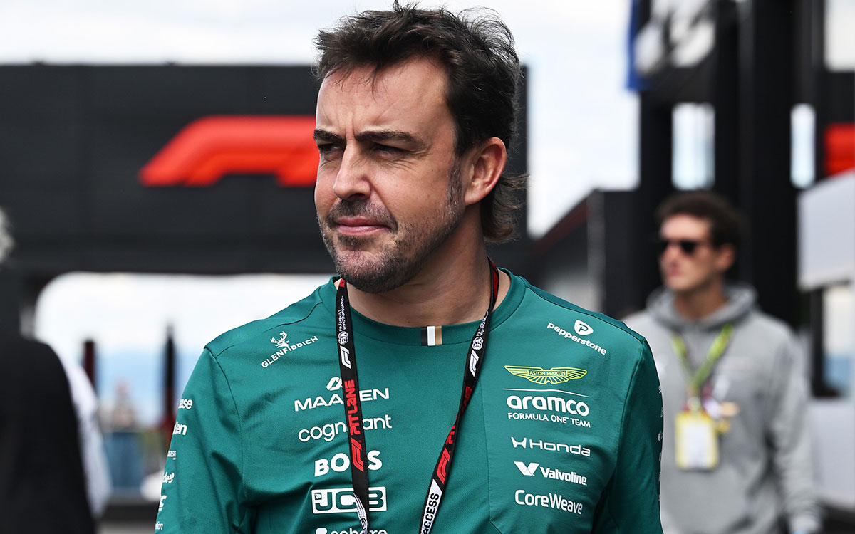 パドックを歩くフェルナンド・アロンソ(アストンマーティン・ホンダ)、2026年7月24日(金) F1ハンガリーGPフリー走行(ハンガロリンク)
