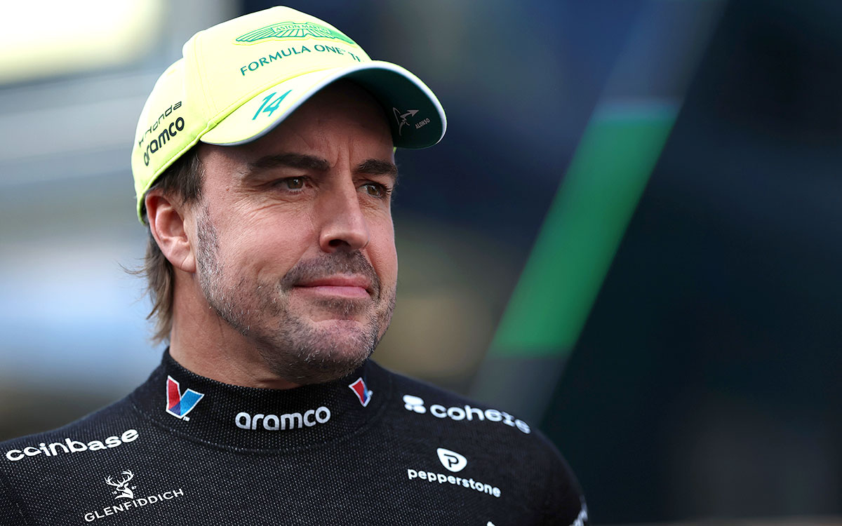 前方を見つめるフェルナンド・アロンソ(アストンマーティン・ホンダ)、2026年7月24日(金) F1ハンガリーGPフリー走行(ハンガロリンク)