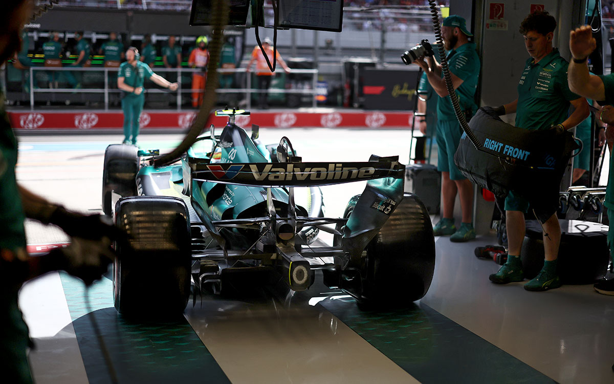 ガレージからコースへ向かうフェルナンド・アロンソのアストンマーティン・ホンダAMR26、2026年7月25日（土） F1ハンガリーGP予選（ハンガロリンク）