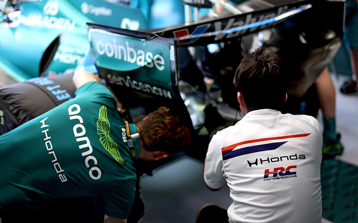 アストンマーティンのガレージでマシン後方を確認するホンダ・レーシングのメカニック、2026年7月17日(金) F1ベルギーGPフリー走行（スパ・フランコルシャン）
