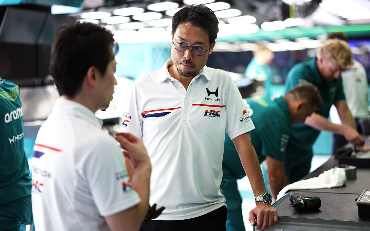ガレージ内でチームスタッフと打ち合わせをする折原慎太郎（ホンダ・レーシング トラックサイド・ゼネラルマネージャー兼チーフエンジニア）、2026年7月18日(土) F1ベルギーGP予選（スパ・フランコルシャン）