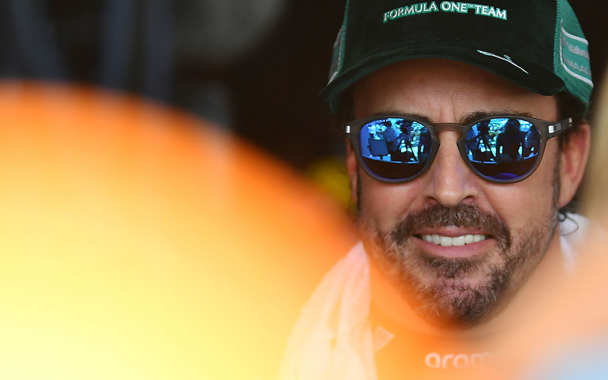 サングラス姿で取材に応じるフェルナンド・アロンソ（アストンマーティン・ホンダ）、2026年7月4日(土) F1イギリスGP（シルバーストーン・サーキット）