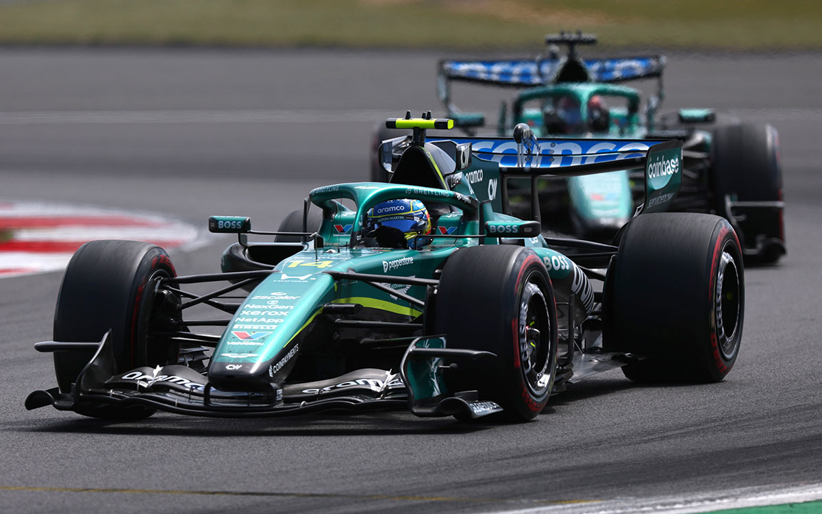 僚友ランス・ストロールをリードするフェルナンド・アロンソのアストンマーティンAMR26、2026年7月4日(土) F1イギリスGPスプリント（シルバーストーン・サーキット）