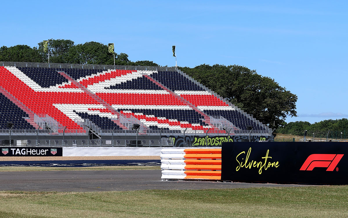 ユニオンジャックを描くグランドスタンドとシルバーストン・サーキットのコース風景、2026年7月2日(木) F1イギリスGPメディアデー
