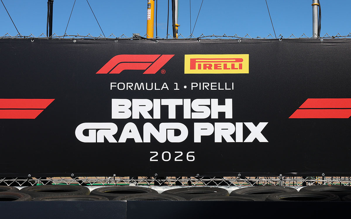 2026年F1イギリスGPの開催を知らせるシルバーストン・サーキット内の大会看板、2026年7月2日(木) F1イギリスGPメディアデー