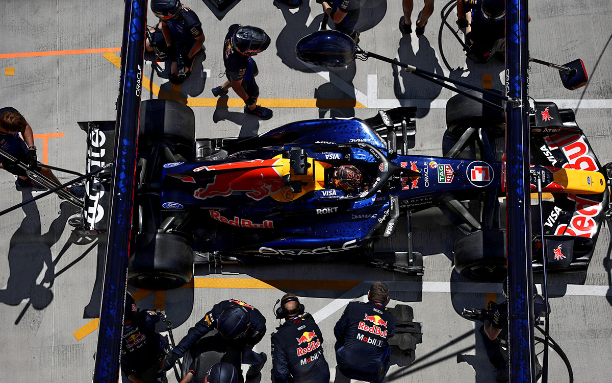 ピットストップ練習に取り組むマックス・フェルスタッペンとレッドブル・レーシングのピットクルー、2026年7月24日(金) F1ハンガリーGPフリー走行(ハンガロリンク)