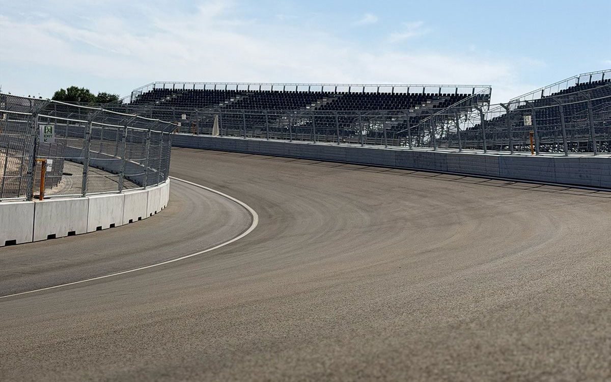 スタンドに囲まれたF1スペインGPの舞台マドリンクのバンク付きコーナー、2026年7月9日(木) スクーデリア・フェラーリ フィルミングデー