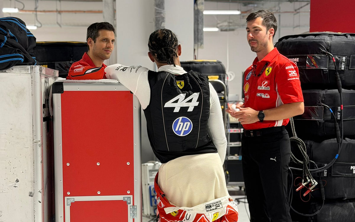 ガレージ内でエンジニアと話すレーシングスーツ姿のルイス・ハミルトン（フェラーリ）、2026年7月9日(木) F1スペインGPの舞台マドリンクでのフィルミングデー