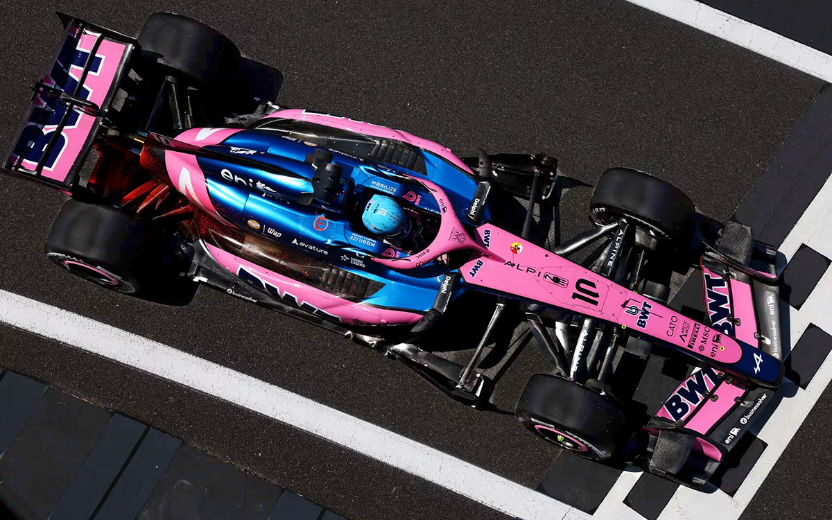 シルバーストン・サーキットのピットレーンを走行するピエール・ガスリー（アルピーヌ）、2026年7月3日(金) F1イギリスGP FP1
