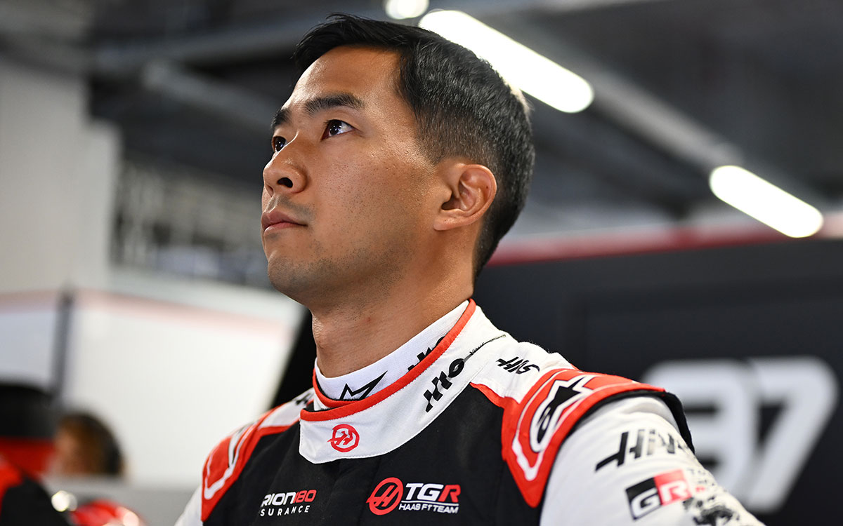 ガレージでモニターを見つめる平川亮（ハース リザーブドライバー）、2026年7月24日(金) F1ハンガリーGP（ハンガロリンク）