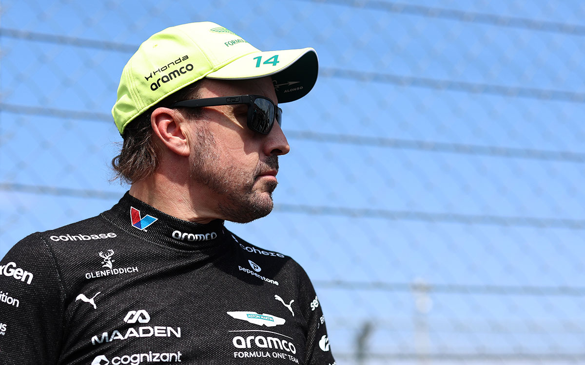 サングラス姿でグリッドに立つフェルナンド・アロンソ(アストンマーティン・ホンダ)、2026年7月26日(日) F1ハンガリーGP決勝(ハンガロリンク)