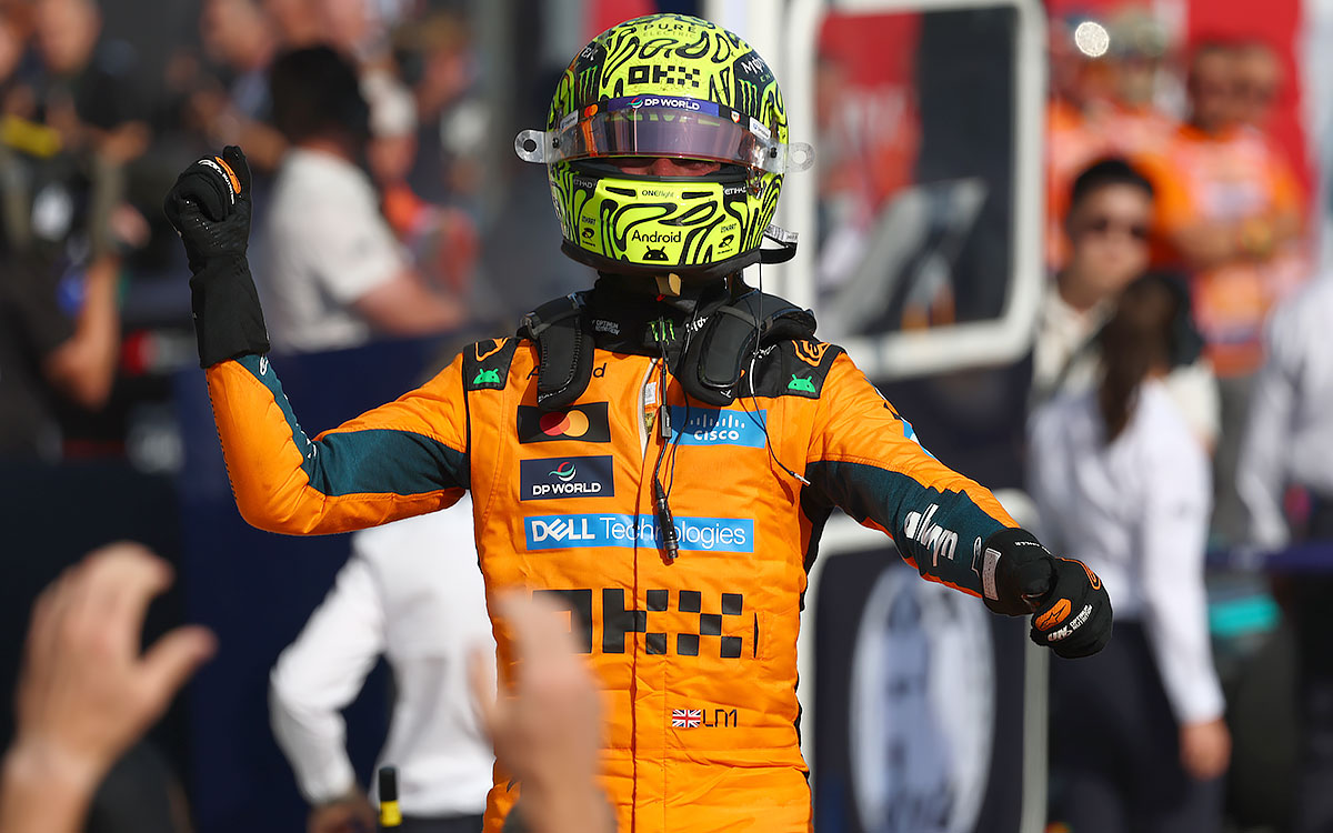 優勝を喜び両拳を掲げるランド・ノリス（マクラーレン）、2026年7月26日（日） F1ハンガリーGP決勝（ハンガロリンク）