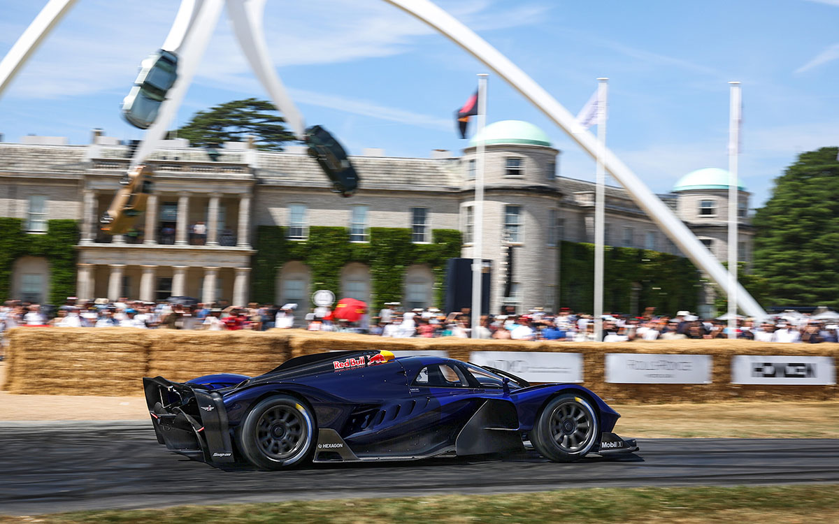 グッドウッド・モーター・サーキットでレッドブル「RB17」をドライブするアストンマーティン・ホンダのチーム代表エイドリアン・ニューウェイ、2026年7月9日(木) グッドウッド・フェスティバル・オブ・スピード (3)