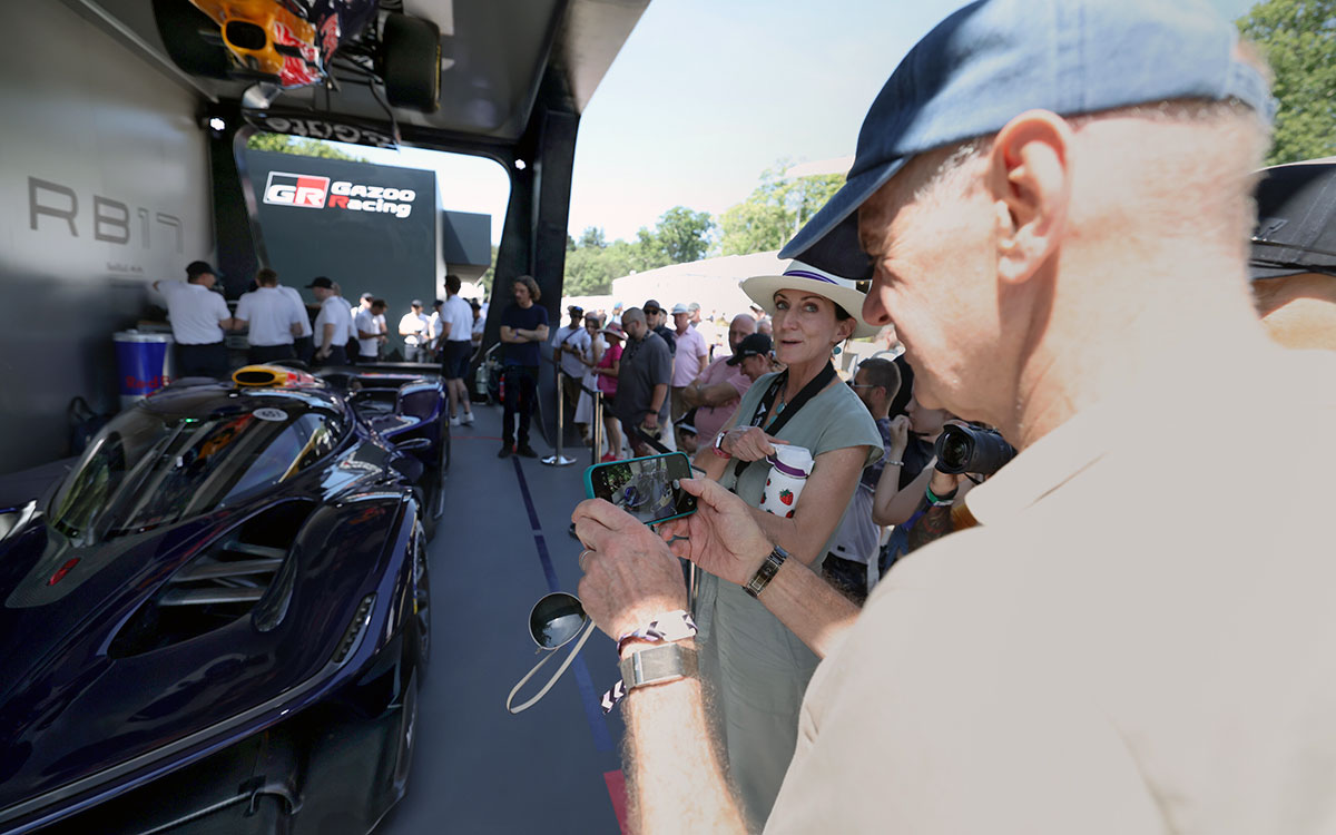 展示ブースでレッドブルRB17を撮影するエイドリアン・ニューウェイ（アストンマーティン・ホンダ チーム代表）、2026年7月9日(木) グッドウッド・フェスティバル・オブ・スピード