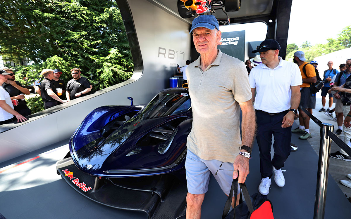 レッドブルRB17の展示ブースを歩くエイドリアン・ニューウェイ（アストンマーティン・ホンダ チーム代表）、2026年7月9日(木) グッドウッド・フェスティバル・オブ・スピード