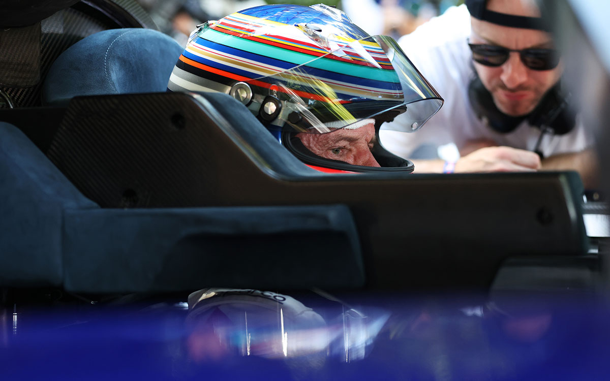 レッドブル「RB17」のコックピットに収まるエイドリアン・ニューウェイ（アストンマーティン・ホンダ代表）、2026年7月9日(木) グッドウッド・フェスティバル・オブ・スピード (1)