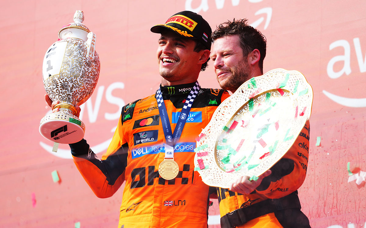 優勝トロフィーを手に笑顔を見せるランド・ノリス（マクラーレン）、2026年7月26日（日） F1ハンガリーGP決勝（ハンガロリンク）