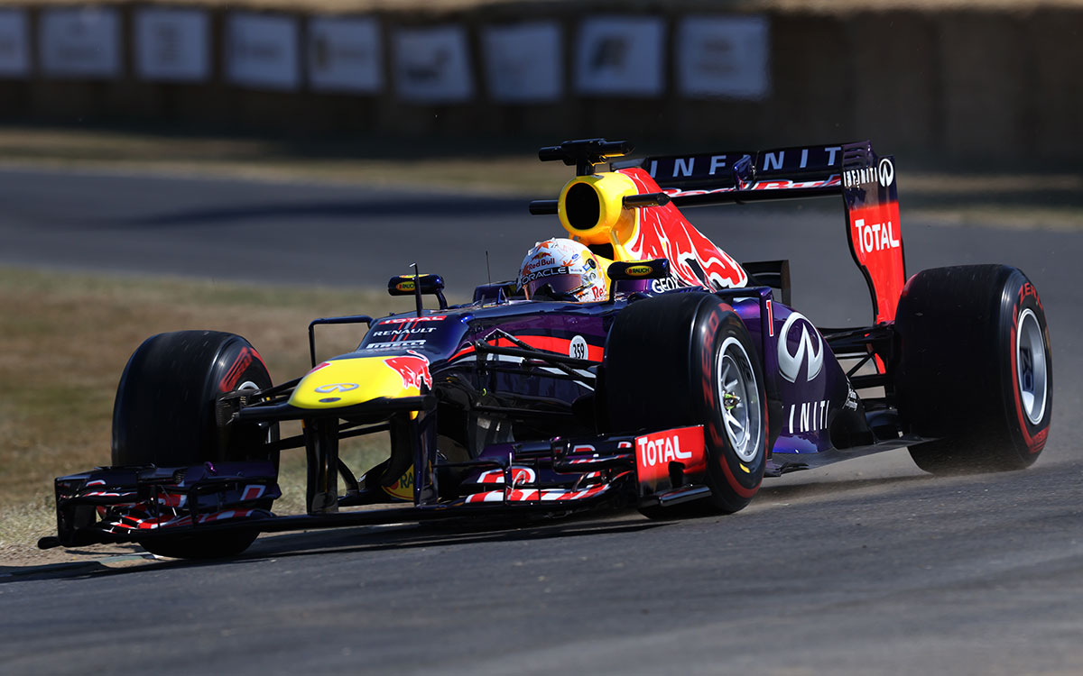 ヒルクライムでレッドブル・レーシングの2013年型F1マシン「RB9」をドライブする角田裕毅（レッドブル テスト兼リザーブドライバー）、2026年7月10日(金) グッドウッド・フェスティバル・オブ・スピード