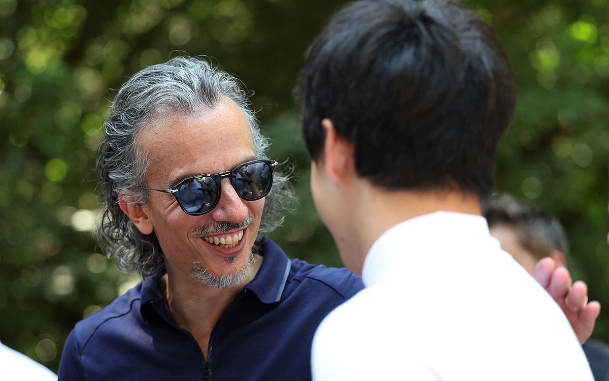 笑顔で角田裕毅（レッドブル リザーブドライバー）と言葉を交わすローラン・メキーズ（レッドブル チーム代表）、2026年7月10日(金) グッドウッド・フェスティバル・オブ・スピード