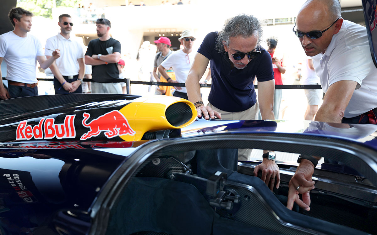RB17のコクピットをのぞき込むローラン・メキーズ（レッドブル F1チーム代表）、2026年7月10日(金) グッドウッド・フェスティバル・オブ・スピード