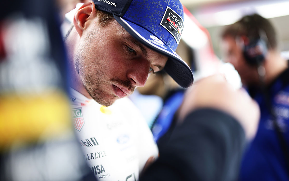 ガレージ内でエンジニアとデータを確認するマックス・フェルスタッペン（レッドブル）、2026年7月4日(土) F1イギリスGP予選（シルバーストーン・サーキット）