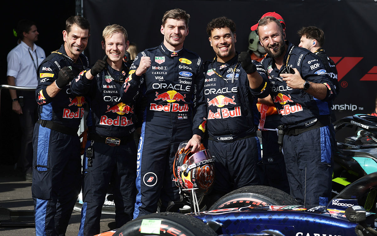 パルクフェルメでチームスタッフとともに2位を喜ぶマックス・フェルスタッペン(レッドブル)、2026年7月26日(日) F1ハンガリーGP決勝(ハンガロリンク)